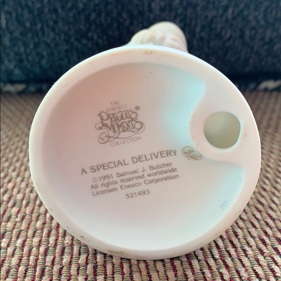 Precious Moments - A Special Delivery Figurine - Picture 7 of 8